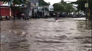 GESITS G1 BERENANG DIJALAN BANJIR