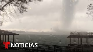 Tornados y fuertes tormentas golpean el sureste de Texas | Noticias Telemundo