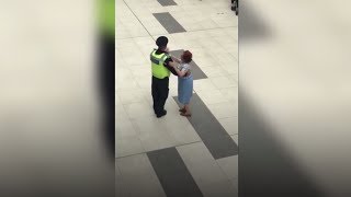 Der Polizist nimmt die Hand der alten Frau - es folgen eindrucksvolle Szenen