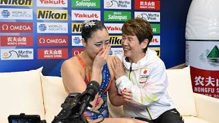 決勝で演技を終え、目に涙を浮かべながら「井村コーチ」と喜ぶ乾友紀子選手。 日本が今大会初の金メダルを獲得。