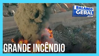Incêndio de grandes proporções atinge empresa de sucata na zona leste de São Paulo