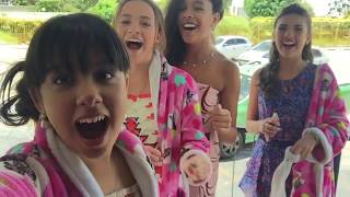 Joy, Joy, Cinthia Cruz, Raissa Chaddad, Julia Oliver and Livia Inhudes singing.