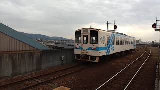 【水島臨海鉄道トップナンバー・ＭＲＴ３０１】ＭＲＴ３００形ワンマン三菱自工前行発車（水島臨海鉄道弥生駅）【クリームホワイトの車体に、ブルー濃淡の線】