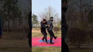 Taijiquan big cloud rotates and distributes,Traditional martial arts throwing usage and defense