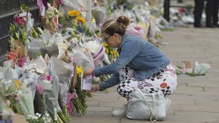 VIDEO | Mourners line the streets outside Buckingham Palace