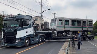 【312F 日暮里方先頭車両（１号車） 廃車陸送】都営日暮里・舎人ライナー300形312編成の312-1号車が大森運送のトラックに載せられて舎人車両検修所を出発するシーン（2023.7.19）