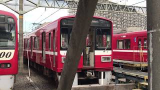 京急線6両編成1500形1577、1580編成の電車が、先頭車両前面部分の避難誘導用の扉を開けた状態で、駅改良工事中の金沢八景駅手前の車庫車止めに停車中です！