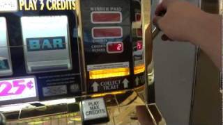 ラスベガス 空港のスロットマシーン (a slot machine of las vegas airport)