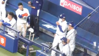 ビシエドの２塁打！１塁から好走塁でホームに生還した岡林勇希が波留コーチにやったぞ！とガッツポーズする　中日ドラゴンズVS福岡ソフトバンクホークス　2022.6.4