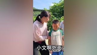 人贩子以为伪装成老人就能大摇大摆出村，没想到竟被小孩哥识破！