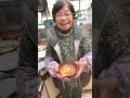 ９３歳ツムツムばあちゃん朝の味噌汁は人参🥕とお豆腐とネギです。no.3