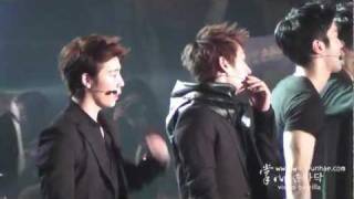 [120119][FANCAM] 首尔歌谣大赏_赫海背后抱+牵手谢幕剪辑2