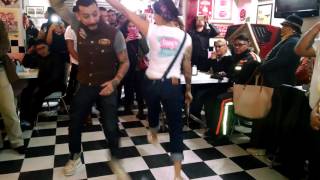 Lucy's Diner _ aniversario#4  Fer y Brenda bailando Rockabilly