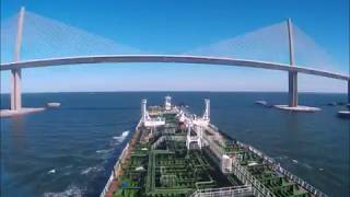 Tampa. USA. Tanker vessel AINAZI, go to the port. / Танкер заходит в порт Тампа.