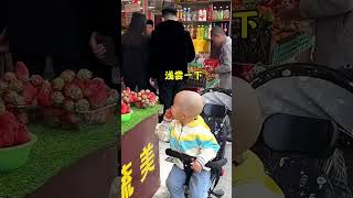 熊孩子逛超市，边逛边吃，给爸爸吓的赶紧付钱！#Cute baby#Cute#呆萌小米宝#聪明宝宝#萌娃