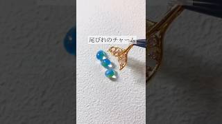 天然石ブレスレットに付属するチャームを作っています。初夏の紫陽花をイメージした、アメジストやカルセドニーの爽やかな作品です。#ハンドメイドアクセサリー #天然石アクセサリー #minneで販売中