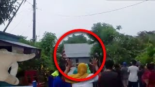 Direkam Dari Jauh!! Warga Histeris! Saat Lihat Rumah ini Tiba² Bergerak Terbawa Arus! Perhatikan!!