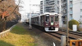 2021.12.12 阪急1300系1306F コウペンちゃん号 ラッピング 普通京都河原町行き通過 正雀駅～摂津市駅間 正音寺踏切 阪急電鉄 阪急電車