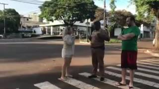 Mulher racista chama policial de \