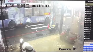 擠不上公車門夾包包遭拉行10公尺 學生提傷害告訴｜20221128 公視中晝新聞