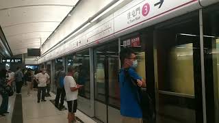 港鐵西鐵線列車分別駛入及駛離紅磡站新月台