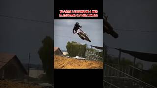 Este piloto de Motocross hace un salto espectacular y...