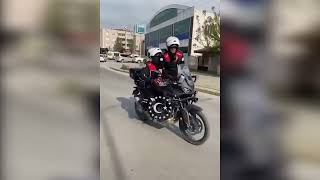 Motosikletli Polislerin Seyir Halinde Sürücü Değişimi Sosyal Medyada Viral Oldu