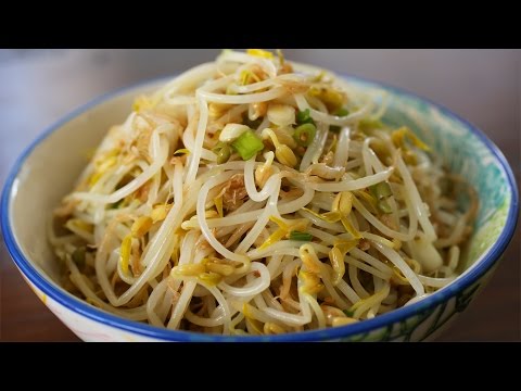 Mung bean sprout side dish (Sukjunamul-muchim: 숙주나물무침) Mung bean sprout side dish (Sukjunamul-muchim: 숙주나물무침)