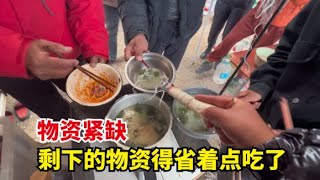 【王温暖徒步青藏线】坏消息接踵而至，难民营食用物资告急，一群人连饭都吃不饱了