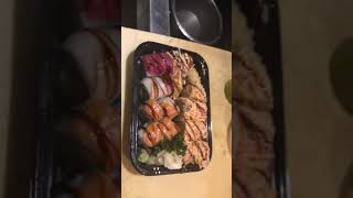 二种不一样的寿司特别卷Two different special sushi rolls 2種類の特製巻き寿司Hai cuộn sushi đặc biệt khác nhau