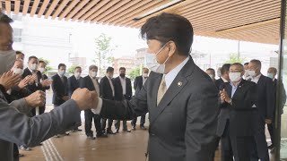 新坂出市長が初登庁　公約に掲げた小学校給食の無料化などに取り組む　香川