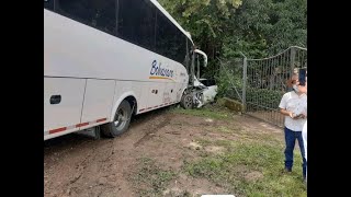 Choque entre bus intermunicipal y camioneta en vía del Tolima deja 4 muertos, incluido un menor