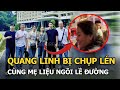 Quang Linh bị chụp lén cùng mẹ Liệu ngồi lề đường