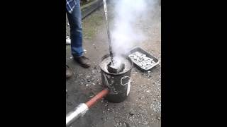 Aluminium blikjes smelten in een self made smelt oven