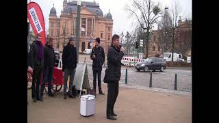 Aktion 'Mehr Frauen in die Parlamente!' vor dem Landtag in Schwerin