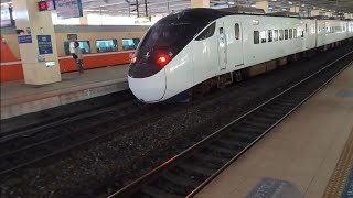 117A次七堵發車開往迴送基隆的觀光特仕版EMU3000型十二輛編組EMU3026皮蛋豆腐騰雲號四色彩色新城際自強號列車，4152次楊梅開往福隆的銀綠色微笑號EMU900型十輛一編組EMU928區間車