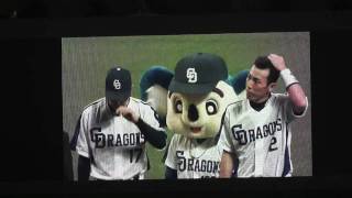 川井と荒木のヒロインよりも後ろのドアラ　110508中日巨人戦