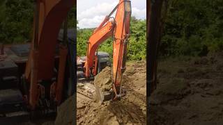 Keren Excavator dan Truk Fuso Muat Tanah