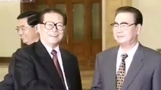 2001年9月3日，江泽民抵平壤受到热烈欢迎并在机场发表书面讲话，金正日在机场举行隆重欢迎仪式，离京时李鹏胡锦涛等到人民大会堂送行。下午，江泽民与金正日会谈。晚上，出席了金正日举行的盛大欢迎宴会。