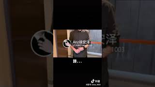 《腹肌室友溫馨日常》第31集 渣男前任求復合，還好室友回來了！