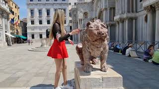 4k Granate styling, walking in public,touristic sightseeing #Venezia #SanMarco, miniskirt, stockings