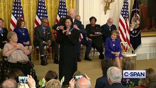 现场视频：网民齐吐槽！拜登给杨紫琼(Michelle)颁总统自由勋章，错叫她“迈克尔”(Michael)！