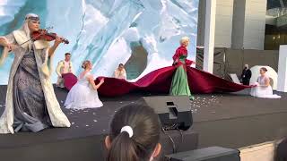 Elsa singing let it go love at the galleria mall