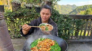 今天做一锅酸辣的泡椒肥肠，配着新鲜蔬菜直接吃到饱 Today, make a delicious pot of chili pig intestines