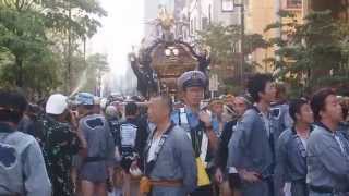 平成２７年　佃島　住吉神社例祭　月島一之部　神輿渡御　水掛け　２０１５．８．２　Tukudajima  Sumiyoshi  Shrine  Mikoshi