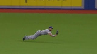 TB@TOR: Souza Jr. makes a great diving grab in right