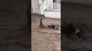 Hochwasser überflutet Hallein bei Salzburg