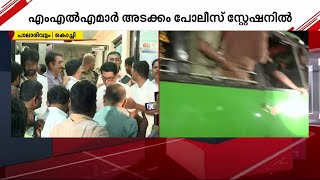 പോലീസ് സ്‌റ്റേഷനിലേക്ക് ചെരുപ്പ് വലിച്ചെറിഞ്ഞ് പ്രതിഷേധക്കാര്‍