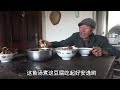 老辈子赶集买手撕鸭回家下酒，还不忘跟茂平留一份，真是太有爱了