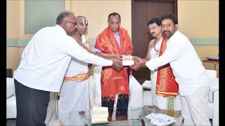 Srikanth Reddy, Chairman, Dharmapuri Temple met Governor ESL Narasimhan at Raj Bhavan